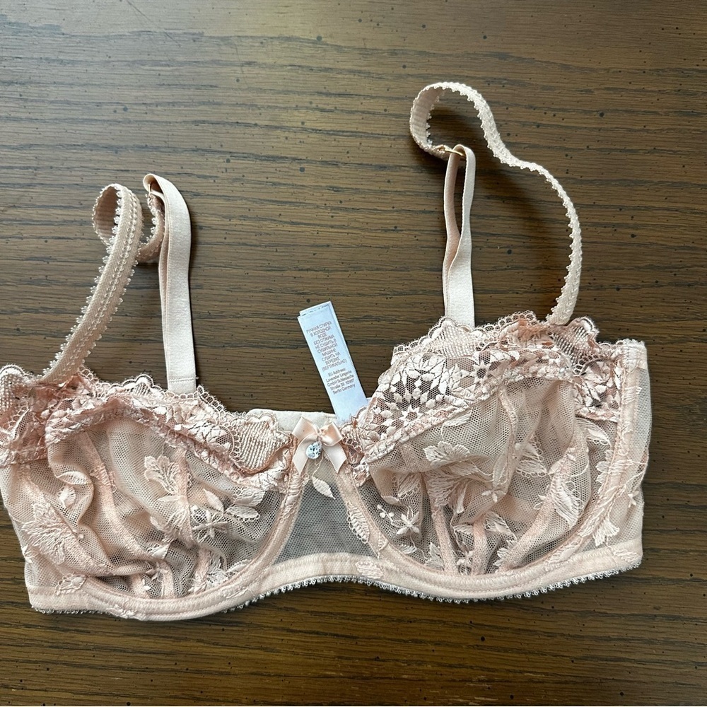 Fenty Elegant Lace Underwire Bra in Cream 34DDD